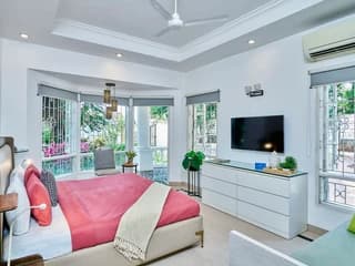 Bedroom 9 (Ivory Chest)